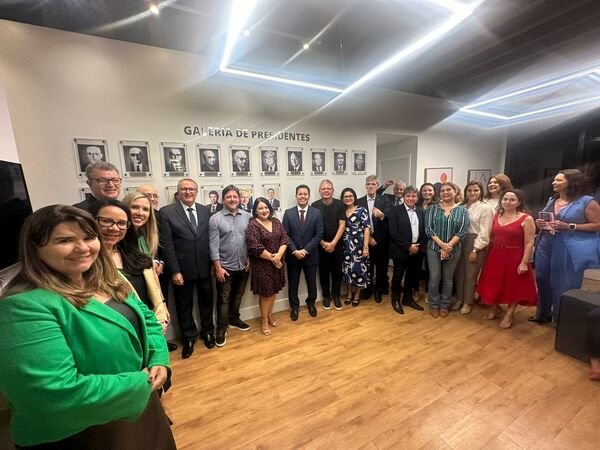 Imagem de Capa | imagem 1 - Galeria de Presidentes da AMEPE é reinaugurada na sede da entidade, com aposição da foto do ex-presidente Ígor Rêgo