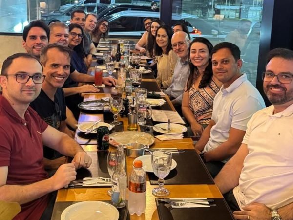 Fotos dos juízes e juízas em mesa de restaurante, sorrindo.