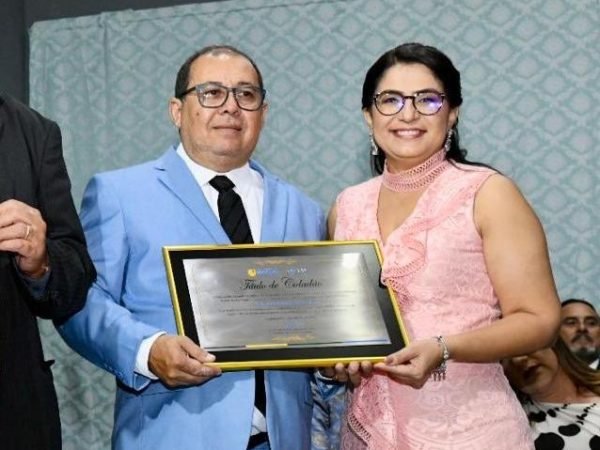 Juíza Ana Veras recebe o título em mãos na solenidade