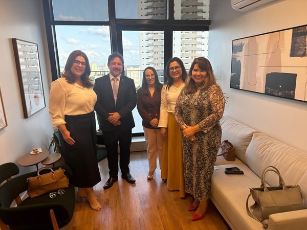 Imagem de capa - Presidência da AMEPE recebe visita da Coordenadora da Mulher do TJPE, desa. Daisy Andrade e da juíza Mariana Vargas