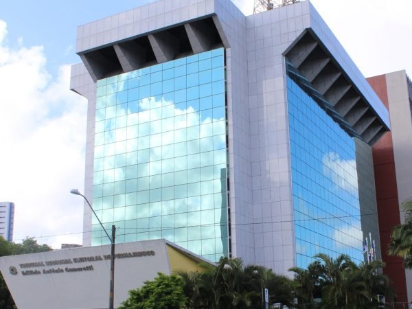 Fachada da sede do TRE-PE
